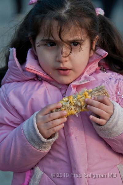 20100403_184043 D300.jpg - Girl eating corn